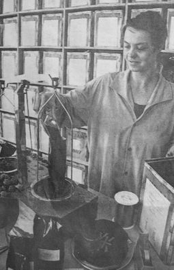 Frau Hübscher-Schwan - Gründung des Teepavillon Bünde 1996 mit knapp 100 losen Teesorten